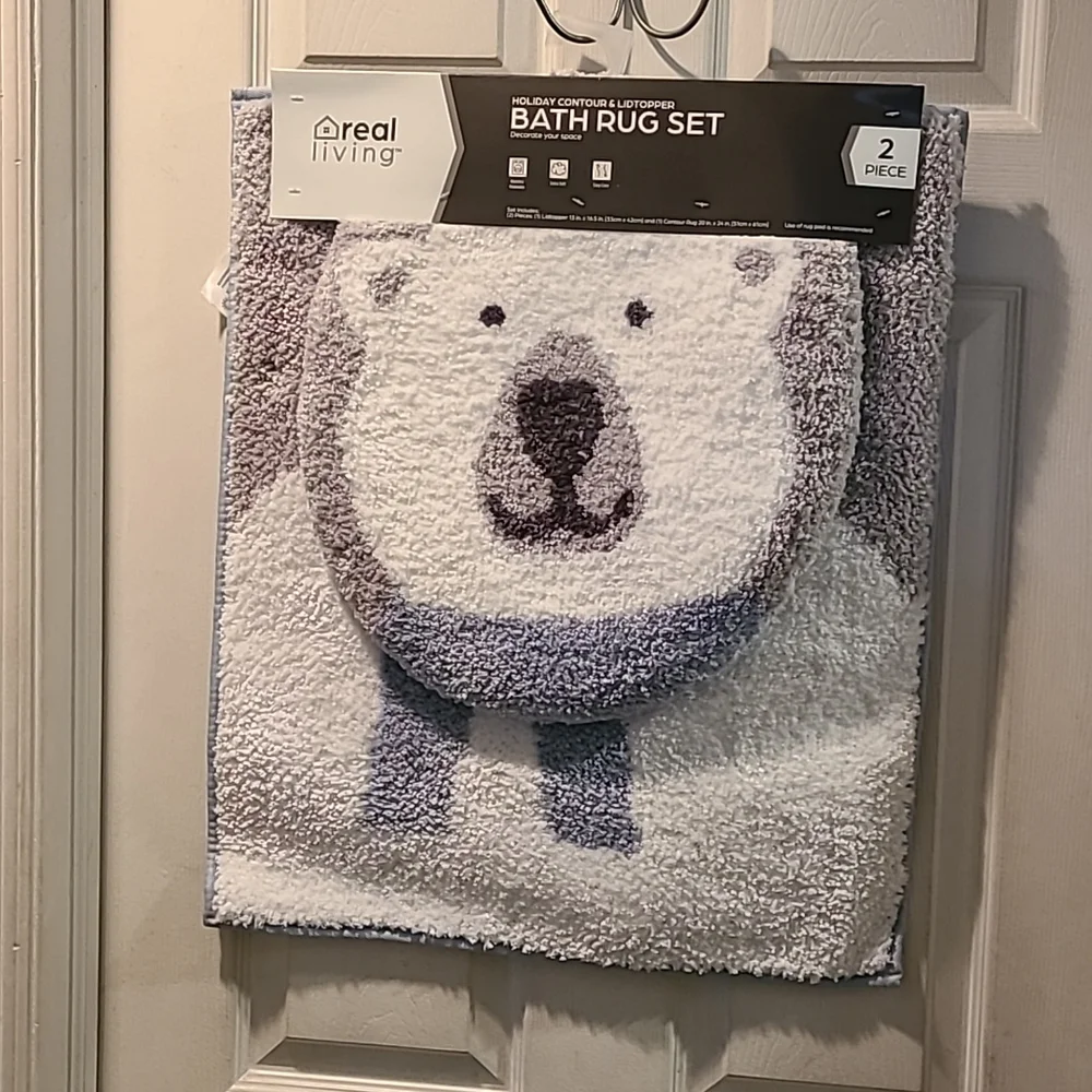 Nwt xmas bathroom rug set.
